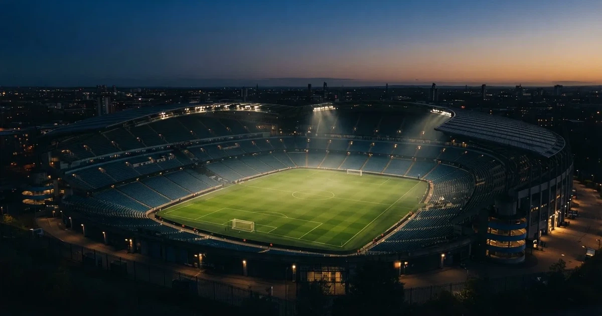 Ein leeres Stadion unter Flutlicht aus großer Entfernung gesehen, Dunst liegt über dem Rasen, die Tribünen sind nur als Lichtpunkte erkennbar.